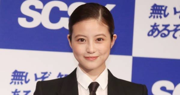 今田美桜、スーツ姿で“部長”に就任「出世ですね!」