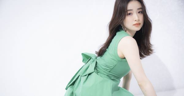 泉里香、ボディライン際立つワンピース姿　『MERCURYDUO』WEBマガジン公開