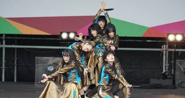 BiSH、万博公園でライブ! 岡本太郎を愛するセントチヒロ・チッチ「すごく幸せ」