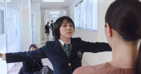 松本さん(松本穂香)、貯杉先生(西野七瀬)とダンスバトル「一応ダンス部です!」