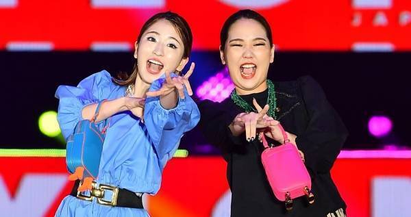 平成フラミンゴ、ガルアワ初登場　鮮やかカラースタイルで“平フラポーズ”