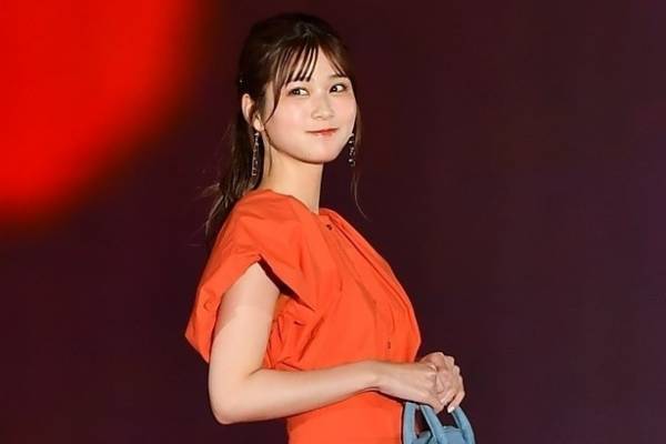 めるる、ポニーテール×オレンジワンピで爽やかスタイル