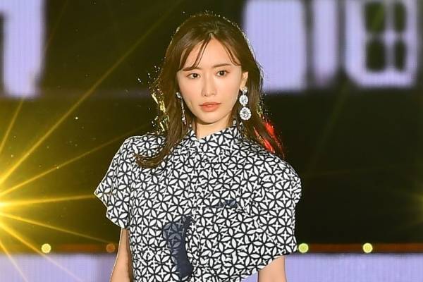 松本まりか、ガルアワにサプライズ登場　エレガントなドレスで惹きつける