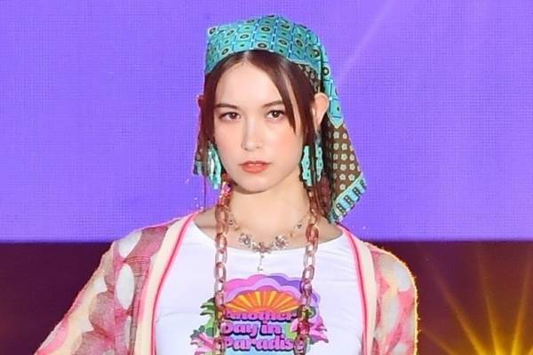 トラウデン直美、へそ出しコーデでランウェイ　美ウエストに視線釘付け