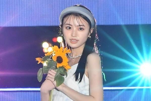 野々村真の娘・香音、キャミワンピで美デコルテ＆二の腕披露