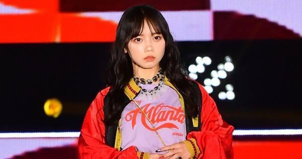 日向坂46齊藤京子、ゼブラ柄スカートから美脚見せ　インパクトあるコーデで魅了