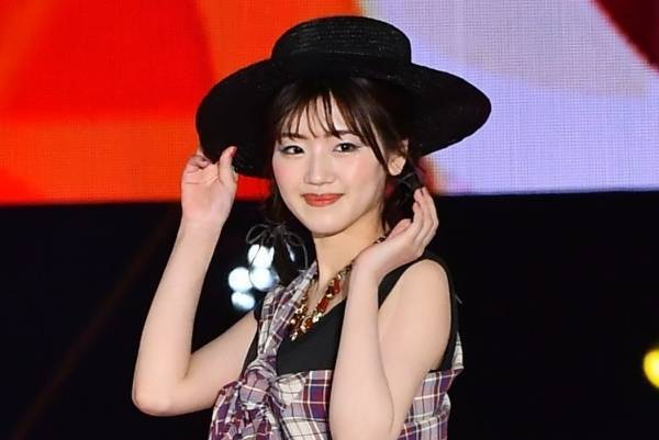 日向坂46佐々木美玲、夏らしいノースリーブコーデでほっそり二の腕見せ