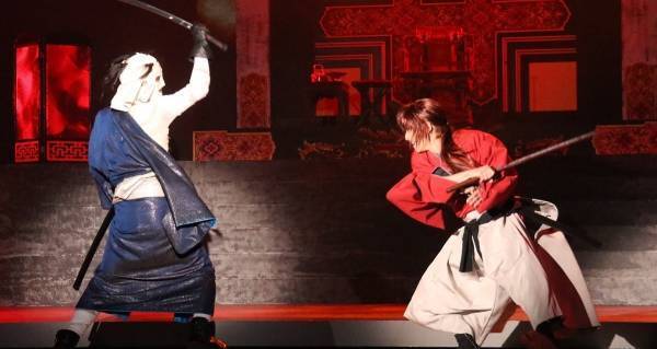 “剣心”小池徹平VS“志々雄”黒羽麻璃央　ミュージカル『るろ剣』殺陣シーンお披露目