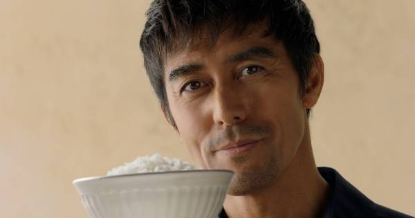 阿部寛、茶碗を片手に「うまい!」　ごはんを豪快に頬張る新CM公開