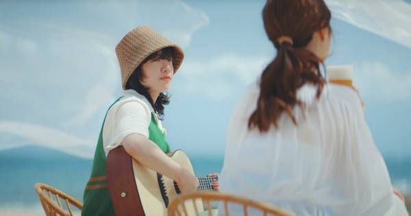 あいみょん、広瀬アリスと1年ぶりのCM共演　「裸の心」弾き語りを披露