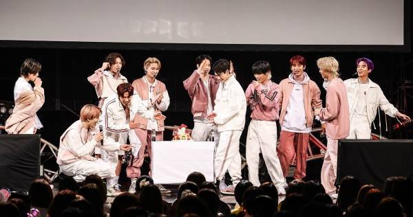 JO1豆原一成、誕生日サプライズに笑顔　ケーキの“小1写真”に「可愛い」の声