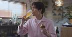 宮沢氷魚、全編沖縄ロケの新CM　ソウルフードのチキン&ビールに「うまい」
