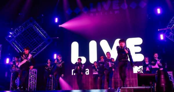 JO1、「無限大」有観客で初披露　“筋肉キス”に会場沸く