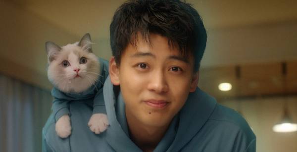 竹内涼真、新たな仲間“ビューにゃん”の顔覗き込み「すごいかわいい～」