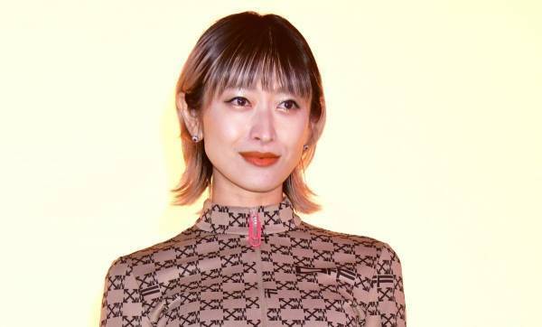 山田優、ボディラインが強調されたセクシーへそ出しルックで登場