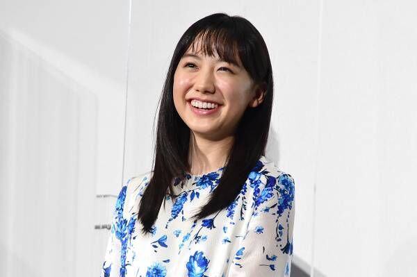 芦田愛菜、秘密の制服デート「協力します!」に照れ笑い　18歳の誕生日サプライズ