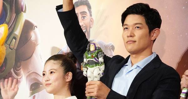 鈴木亮平、バズ役の隠し味に所ジョージ「吹き替えをやる前にモノマネを」