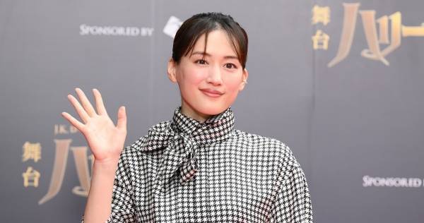 綾瀬はるか、舞台『ハリポタ』初日に駆け付ける「杖で空を飛んでみたい! ほうきか(笑)」