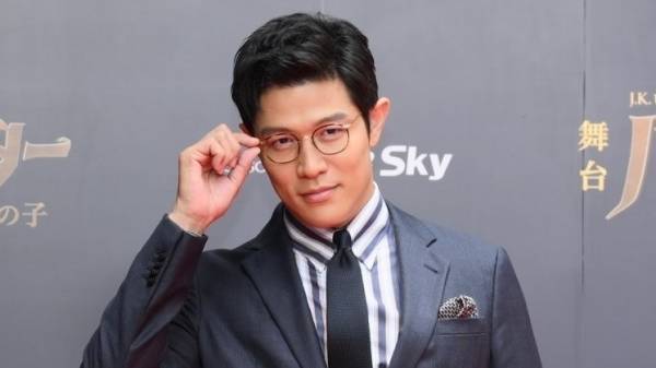 鈴木亮平、メガネ姿で“ハリポタ”感「意外といけるなと」 舞台開幕にワクワク