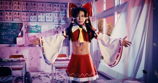 西川貴教、巫女姿で鍛え抜かれた美腹筋「固形物は口にせず、水分も…」