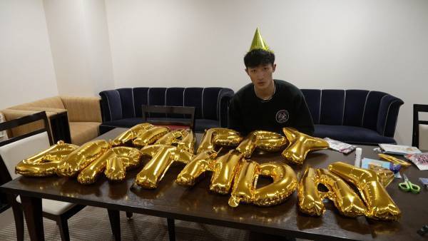 岩本照、主演映画の小道具をガチで作成! チャレンジ動画を公開