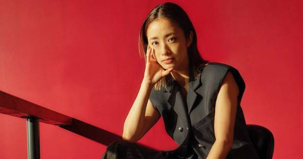 上戸彩、澄んだ美貌を引き立てるファッション撮影　“今”に迫ったインタビューも