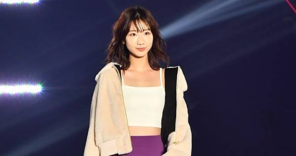 AKB48柏木由紀、デコルテ＆ウエスト見せ　関コレでファッションステージのトップ飾る