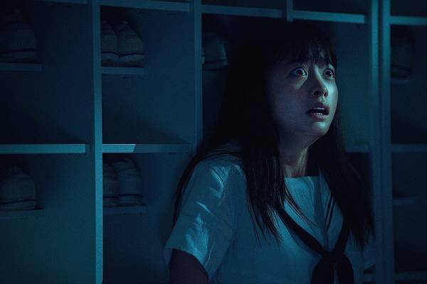 橋本環奈、目を見開き怯える表情…眞栄田郷敦が口をふさぎ何かから隠れる場面も