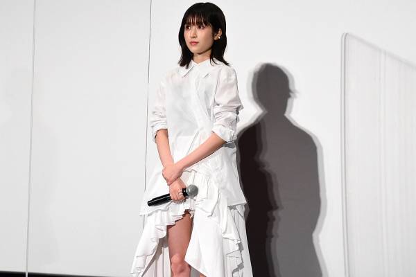 福本莉子、大胆美脚見せドレスで魅了　ヒロイン出演作原作者の言葉にうるうる