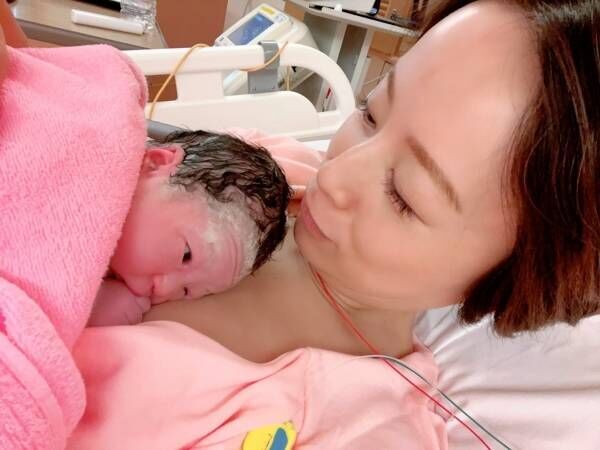 鈴木亜美、第3子女児出産を報告「可愛くて小さな姫が誕生しました」