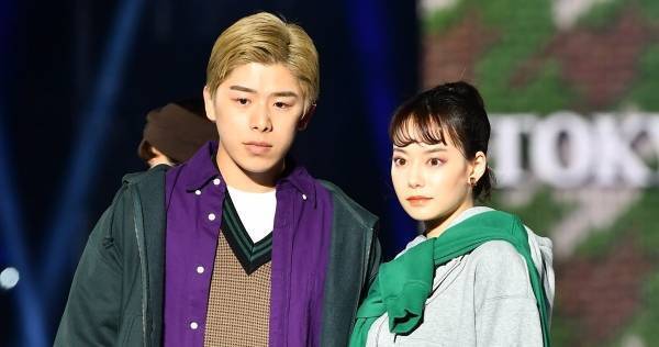 なこなこカップル、リンクコーデでデート感を演出　TGCでクールにランウェイ