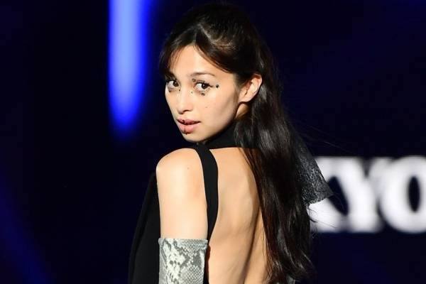 中条あやみ、美背中を大胆披露　ランウェイで圧巻オーラ放つ