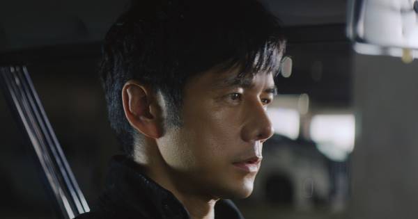 西島秀俊&仲野太賀、白戸家を読唇術で監視　お父さん「誰だお前ら!」