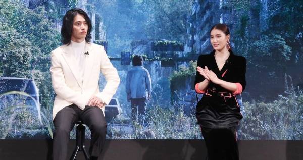 山崎賢人＆土屋太鳳、『今際の国のアリス』のセットに驚き「不気味な生命力を感じた」