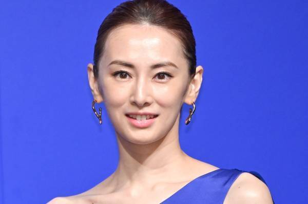 北川景子、“月の女神”をイメージしたブルーのドレス姿で魅了