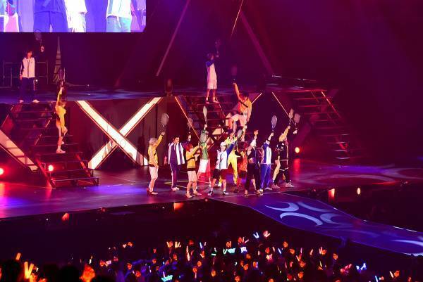 『新テニミュ』初の『レボライ』開幕にファンが松明で熱狂! 今牧輝琉「革命だ～!!」