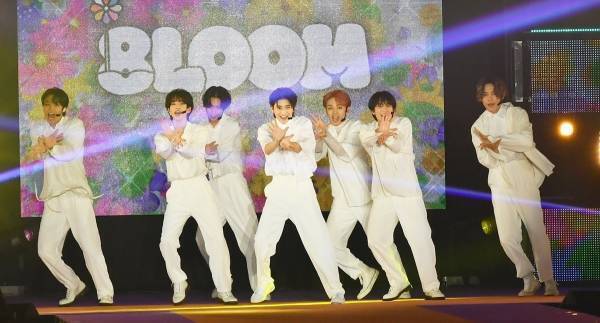 高橋文哉ら8LOOM、ガルアワで圧巻パフォーマンス「推してください!」