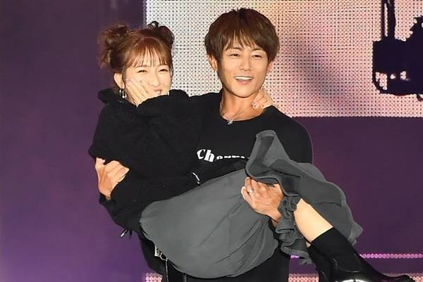 辻希美＆杉浦太陽、ガルアワで夫婦初ランウェイ　お姫様抱っこに会場沸く