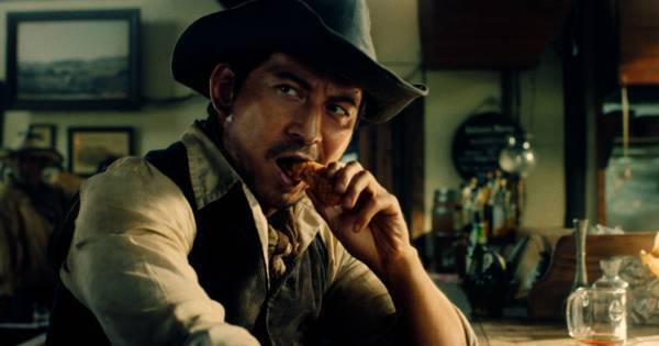 岡田准一、「マクドナルド」TVCM初出演　巧みな馬術で“人馬一体”に