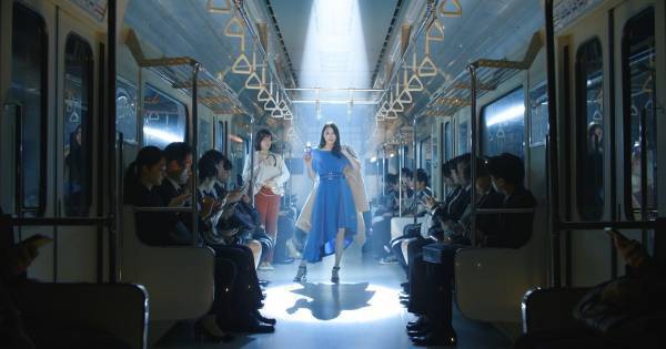 広瀬アリス、地下鉄のランウェイで華麗なウォーキング「新鮮で…」