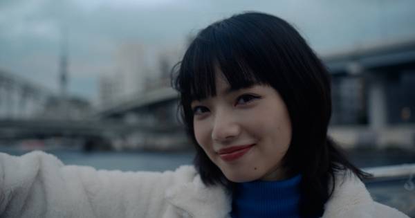 小松菜奈、ユニクロ新CMで自然体な表現　着たいフリースの色は「オレンジ!」