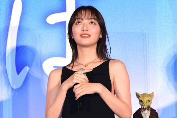 内田理央、美背中＆脇腹までざっくりの大胆ドレスで魅了! バレンタインの切ない話も