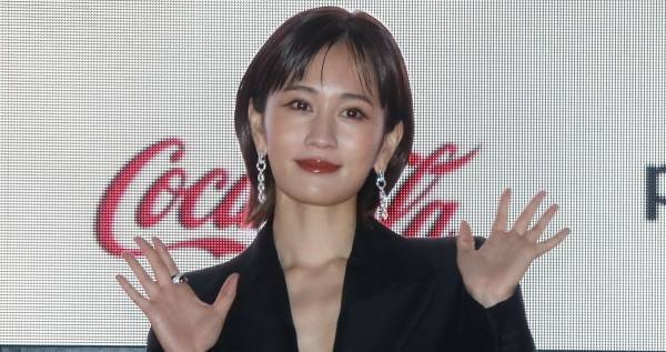 前田敦子、胸元ざっくりドレスで魅了　TIFFレッドカーペット登場