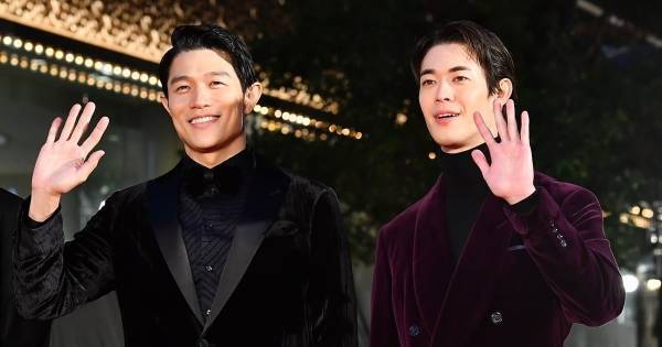 鈴木亮平、宮沢氷魚とTIFFレッドカーペット登場　主演作を引っ提げ「感無量」