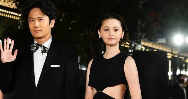 玉城ティナ、美脚＆ウエストのぞく大胆ドレスで魅了　