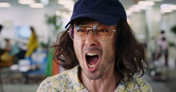 滝藤賢一、奇抜な監督役を熱演「君簡単にシワ伸ばしすぎ〜」