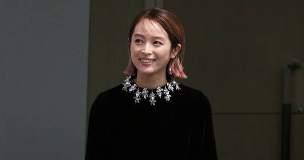 清野菜名、スリットから美脚見せ　大好きなゲーム語る「夜通しずっと…」