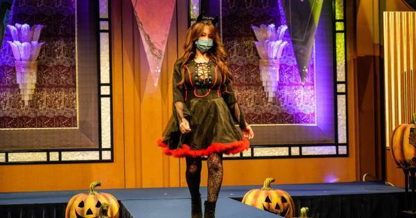 17LIVEライバーMEG、黒ドレスの仮装姿を披露「感動して泣いてしまった」