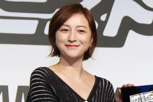 広末涼子、胸元ざっくりデニムコーデで美貌放つ　「スタイルいい」とみちょぱら感嘆