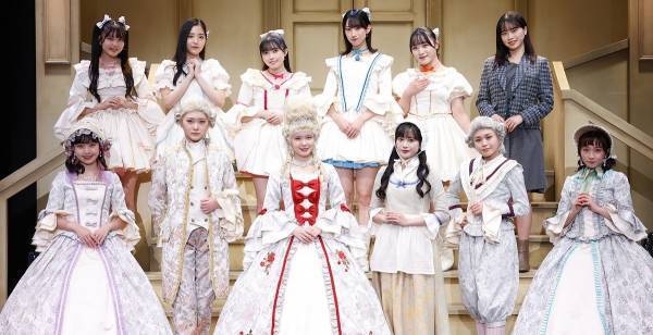 BEYOOOOONDS『ビヨサイユ宮殿』開幕　貴族スタイルやアイドル衣装にも注目